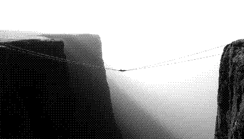 Eine schmale Brückenkonstruktion aus feinen Stahlseilen spannt sich über einen dunklen Abgrund – ein Bild für die rekursive Selbstorganisation, bei der Systeme ihre eigenen Strukturen aufbauen.